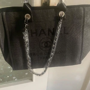 Svart shoppingväska  - Svart shoppingväska 