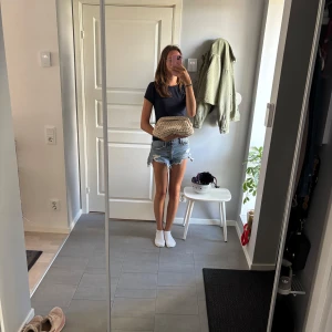 Virkad clutch väska💞 - Säljer en supersnygg virkad clutch väska som jag har virkat själv🥰 väskan är stor så den rymmer mycket. Aldrig använd💞 kontakta om fler frågor🤗🤗