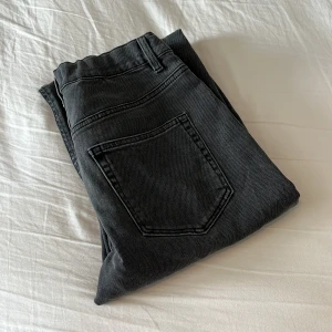 Svarta wide jeans från Lindex, strl 164 - Snygga svarta jeans från Lindex i modell Vilgot, storlek 164. Jeansen har raka, vida ben och klassisk femficksdesign. Tillverkade i mjuk denim med bälteshällor och knapp framtill. Perfekta för en chill och stilren look. Väldigt bra skick, användt typ fem gånger. Hör av er vid frågor eller prisförslag.