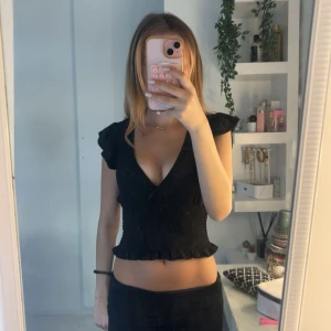 Svart croppad topp - Supersöt svart topp med djup v-ringning, endast testad ❤️