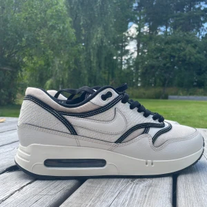 Nike air max OG Big bubble - Säljer ett par helt nya (endast testade) air max skor. Storlek 45,5. Nytt skick bortsett från sulan då det syns att de har testats 1 gång. Inga fel på de! Ny pris 2550.  Kontakta vid frågor.