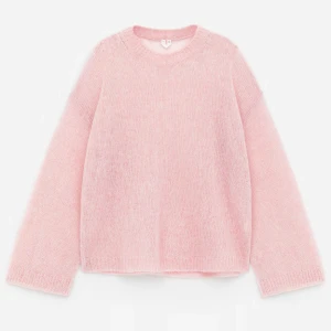 Ljusrosa tröja i ull och mohair - Helt ny!Supermysig ljusrosa stickad tröja med rund hals och långa ärmar. Modellen är loose fit och har en enkel, stilren design utan mönster eller detaljer. Perfekt att slänga på sig när man vill ha en chill och soft look. Passar dig som gillar oversized vibes och pastellfärger.