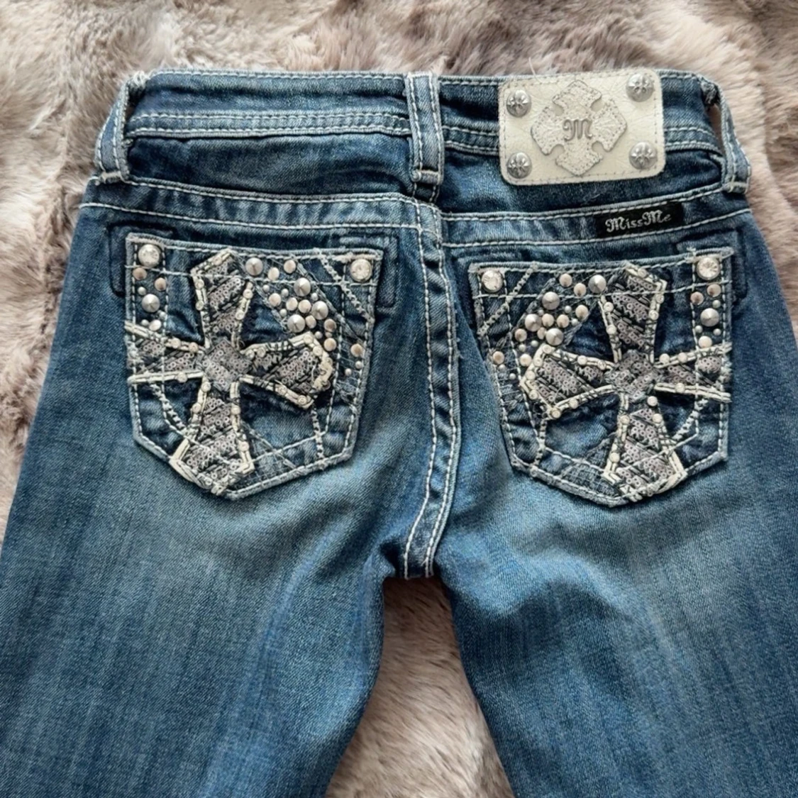 Miss Me jeans med broderade bakfickor - 1