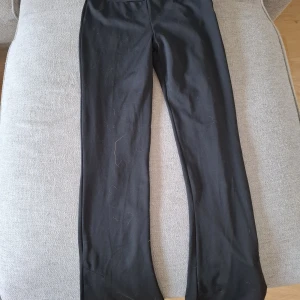 Utsvängda träningsbyxor/ yogapants - Svart utsvängda yogapants med stretchigt materia. Perfekt för ett träningspass, lite noppriga på rumpan men inget som syns💓 skriv för fler bilder, pris kan diskuteras vid snabba affärer💓 