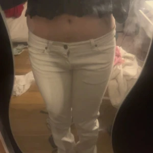Vita low waist acne jeans - Säljer att par jeans från acne som har skön passform passar S/M