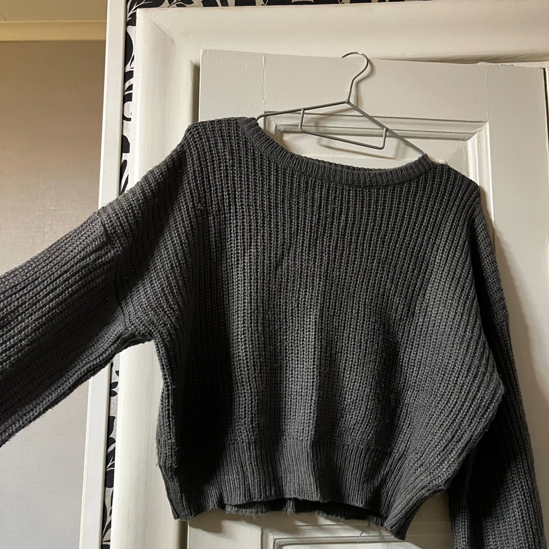 Mörkgrå stickad tröja från Boohoo