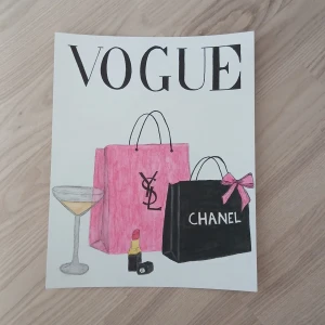 VOGUE - Trendig illustration inspirerad av modevärlden med shoppingpåsar från YSL och Chanel, ett glas drink och läppstift. Perfekt för dig som älskar fashion och lyxiga detaljer – en snygg poster till ditt rum eller kontor! Mått : 24 × 30 cm