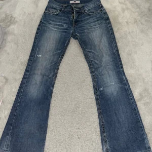 Blå bootcut jeans  -  jeans med bootcut passform och slitna detaljer. gylfen ör tyvär sönder, skriv om du har funderingar