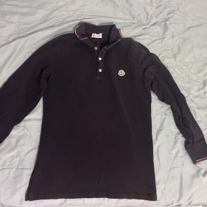 Mörkblå långärmad pikétröja Moncler - Storlek s, ganska liten i storlek, sitter bra på axlarna