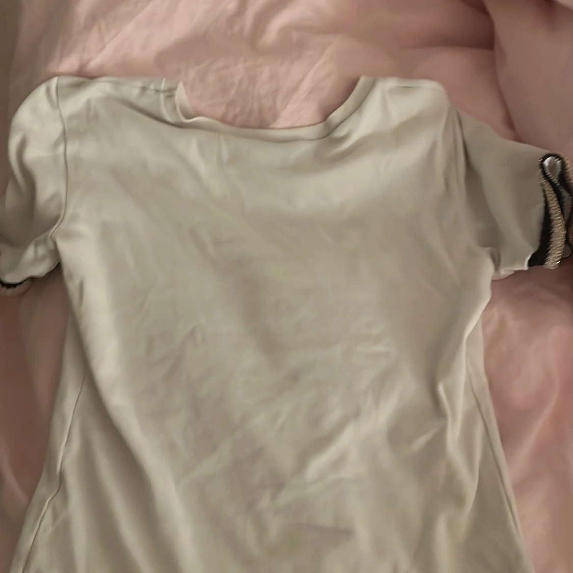 Vit t-shirt med detaljer från Zara - 2