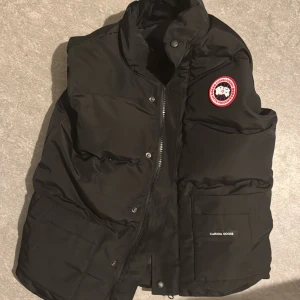 Svart dunväst från Canada Goose - Cannads Goose Vest, Knappt användt 