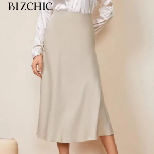 Beige långkjol från SHEIN XS - Säljer en stilren beige långkjol från SHEIN i storlek XS. Kjolen har en mjuk, flowy passform och är tillverkad i ett syntetmaterial som liknar satin tyg. Den har en diskret dragkedja i sidan och är helt enfärgad utan mönster. 