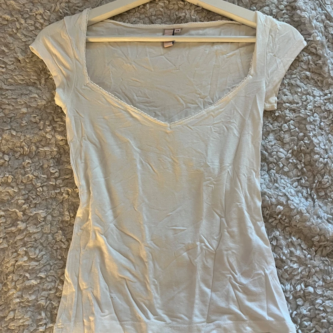 Vit v-ringad topp med spetskant