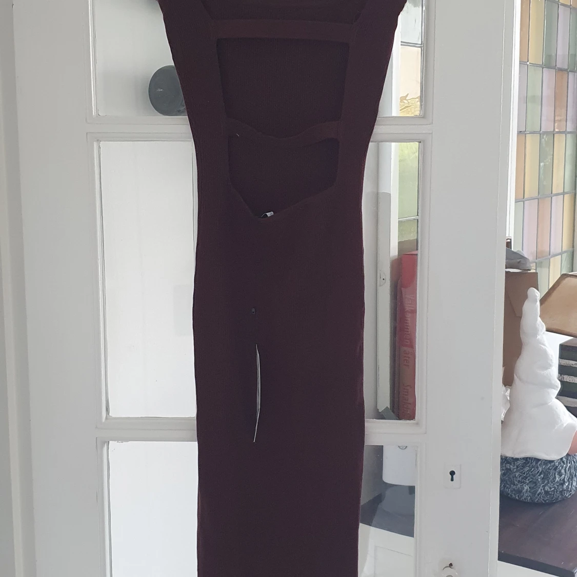 Mörkbrun ribbad långklänning med öppen rygg - 2