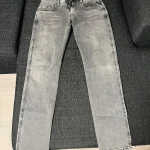 Replay Anbass Hyperflex grå jeans - Slim fit Replay Anbass Hyperflex jeans i snyggt grått med lätt tvättad look. Sprillans nya använda en gång köpte för 1800kr på johnells och inte använt sen dess. 
