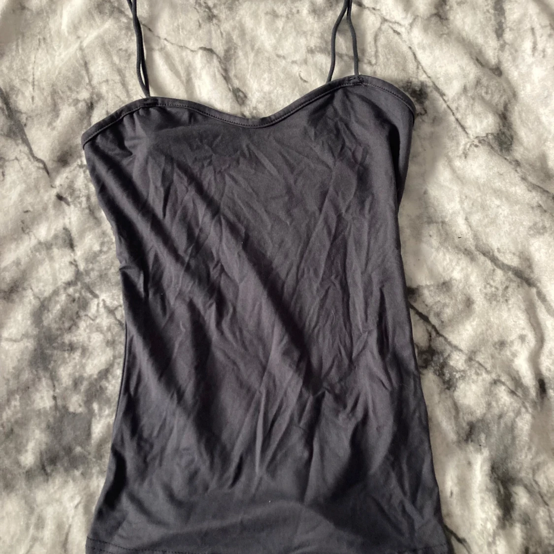 Mörk grå-blå linnetopp