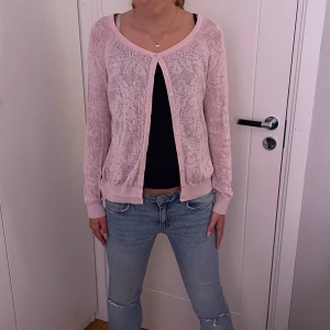 Söt rosa kofta! - En rosa kofta med superfina detaljer! Långärmad och heltäckande baktill. Superbra skick! 💗