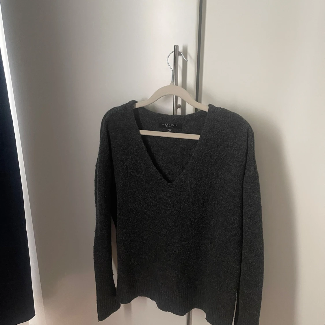 stickad v-ringad tröja