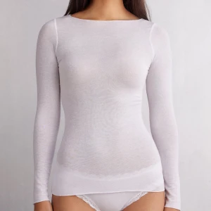 Vit långärmad topp från Intimissimi - Säljer en vit tröja från Intimissimi i cashmere i storlek S som knappt är använd