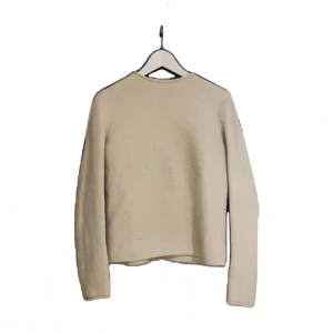 Beige stickad tröja - Säljer nu min super fina stickade tröja från mango som tyvärr ej passar längre men i fint skick och har mycket att ge🍁Perfekt för kyligare dagar och enkel att matcha med olika outfits.