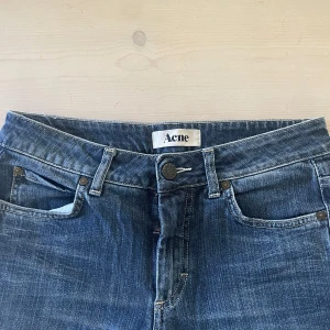 Blå raka jeans från Acne Studios - Snygga blå jeans från Acne Studios med klassisk femficksdesign. Jeansen har normal midja. Smalbenen är lite flared. Skriv vid fler frågor, priset är diskuterbart.🙌.                            28/34