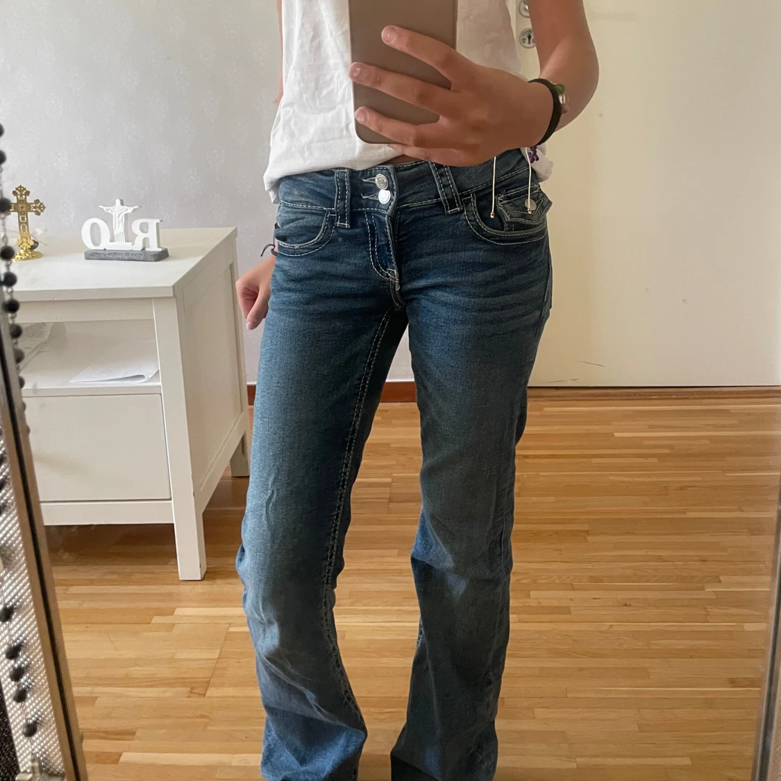 Blå bootcut jeans med vita sömmar