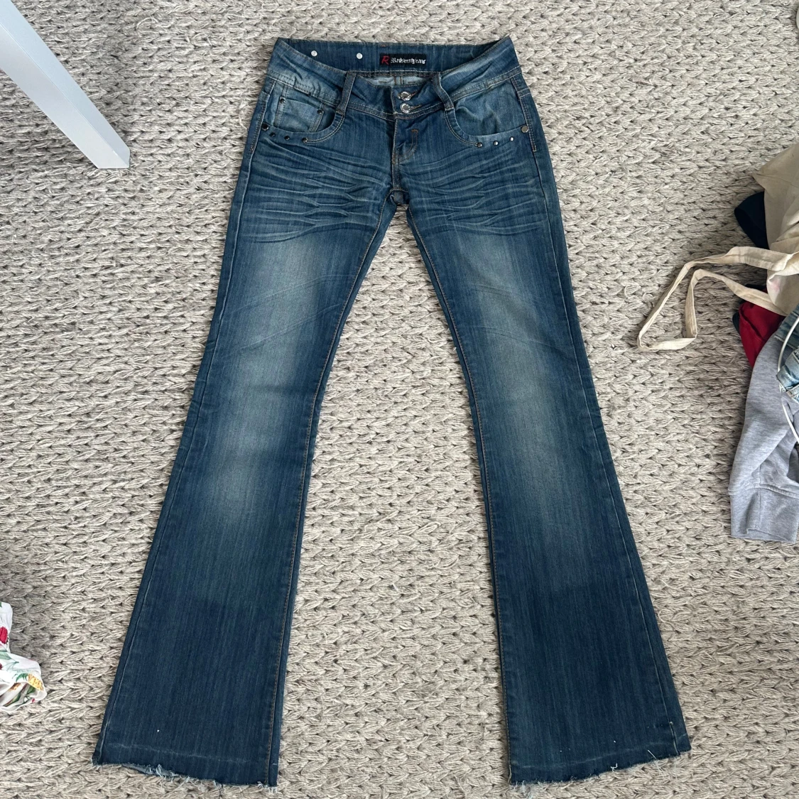 Blå bootcut jeans från Rebelseven