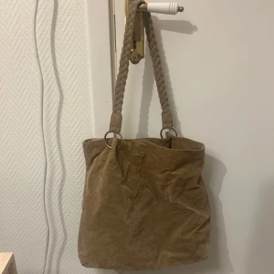 Vintage mocka väska - En Vintage mocka väska ifrån ginatricot 👜ganska sliten och därav priset ☺️