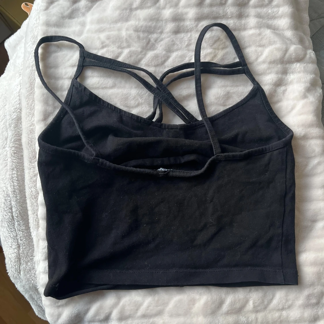 Svart croppad linnetopp med smala band - 1