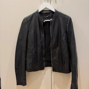 Skinnjacka / läderjacka - Säljer en jättefin skinnjacka (100% sheep leather) i mjukt och fint material!