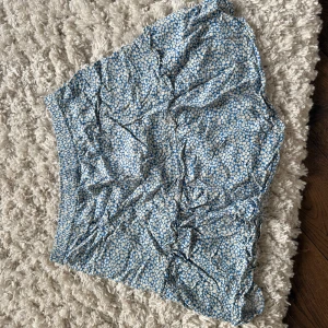 Blå kjol - Säljer denna prickiga fina sommar kjol🤗