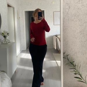 Vinröd långärmad tröja från ONLY - Supersnygg vinröd/mörkröd långärmad tröja från ONLY i storlek M. Fin färg till hösten.