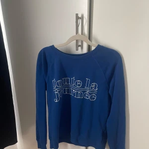 Blå sweatshirt från Amisu med tryck - Blå sweatshirt från Amisu i storlek S med vit texttryck 'toute la journée' på framsidan. i fint skick 💕💕