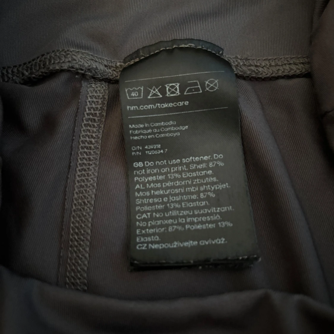 säljer ett par träningsshorts från H&M  - 2