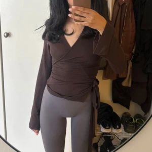 Träningstights från Adanola <3 - Träningstights från Adanola <3 Har en slitning på rumpan, fråga efter fler bilder❤️ ord pris 770kr