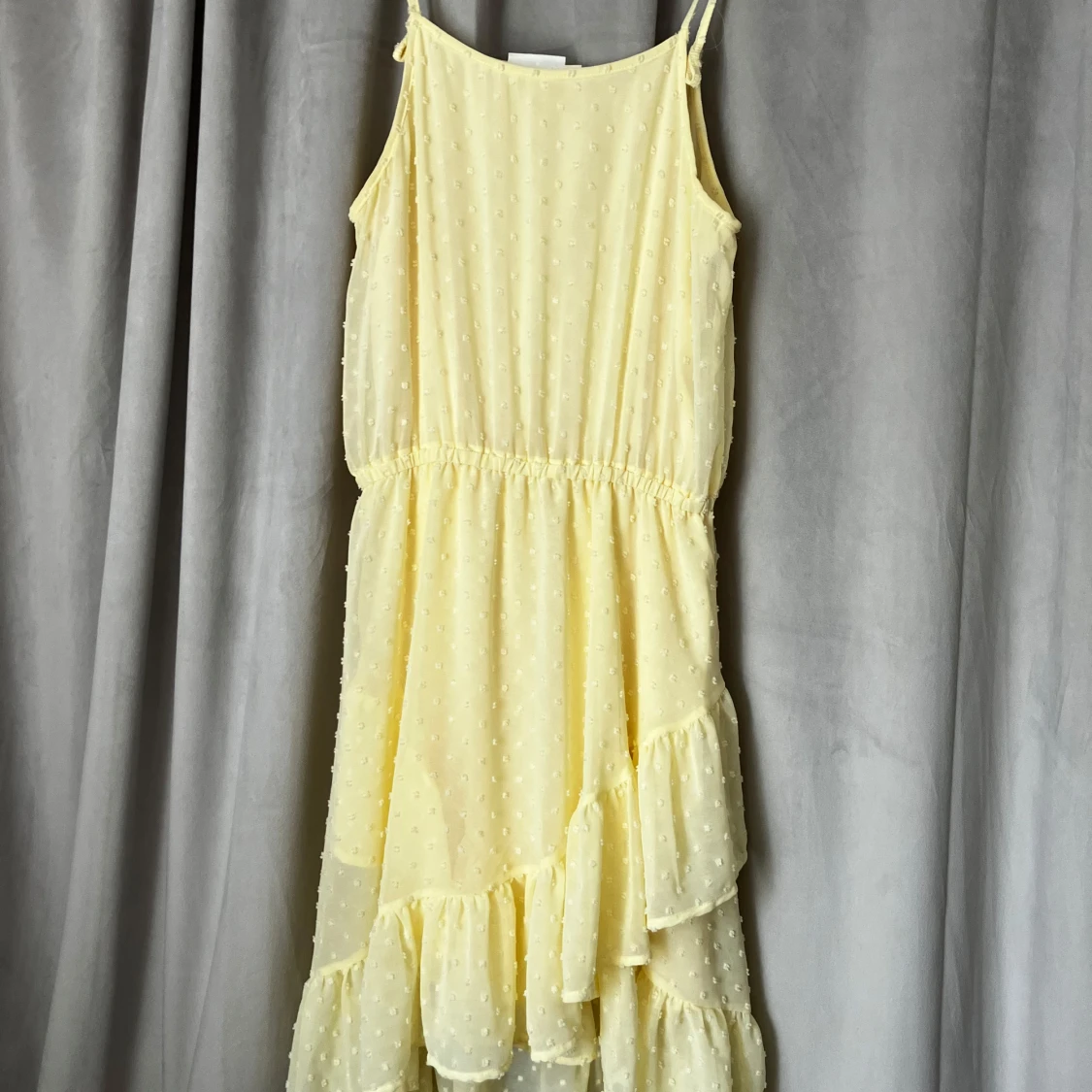 Ljusgul prickig volangklänning KappAhl