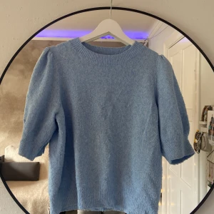 Ljusblå stickad tröja Vero Moda - Ljusblå stickad kortärmad tröja från Vero Moda. Som alla vet blir stickade plagg från Vero Moda noppriga fort så ja, den är nopprig. 