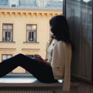 Beige stickad kofta från Alessa - aldrig använd! Säljer en beige stickad kofta från Alessa med rund hals och snygga träknappar framtill. Koftan har två fickor med knappdetaljer och är långärmad. Perfekt att slänga över en t-shirt för en chill look. Passar dig som gillar klassisk stil med en twist.