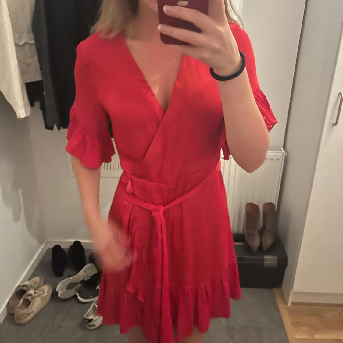 Röd omlottklänning med volanger - 1