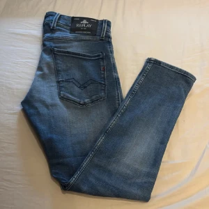Blå Replay Anbass jeans - Säljer ett par replay jeans med modellen anbass, hör av dig vid intresse. Dom är ungefär helt nya knappt använda, nypris 1199kr!!
