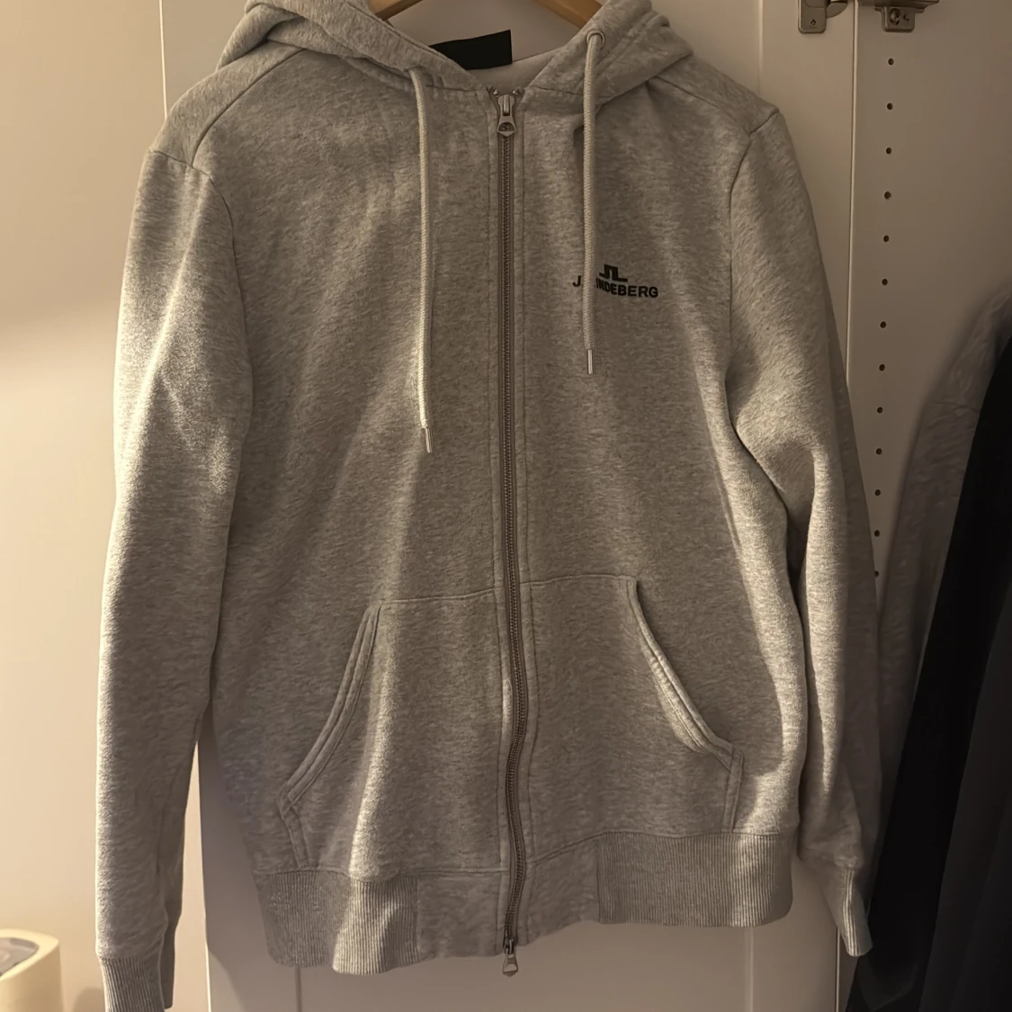 Grå hoodie från J.Lindeberg