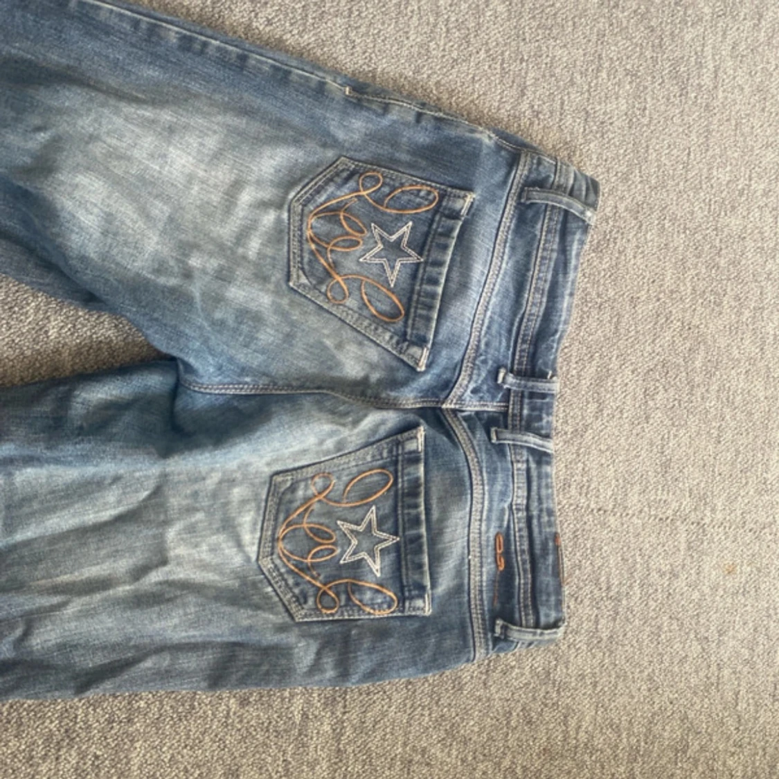 Blå bootcut jeans från BiLee - 1