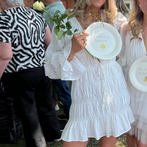 Vit klänning  - Supersöt vit kortklänning från NA-KD älskar💕💕💕