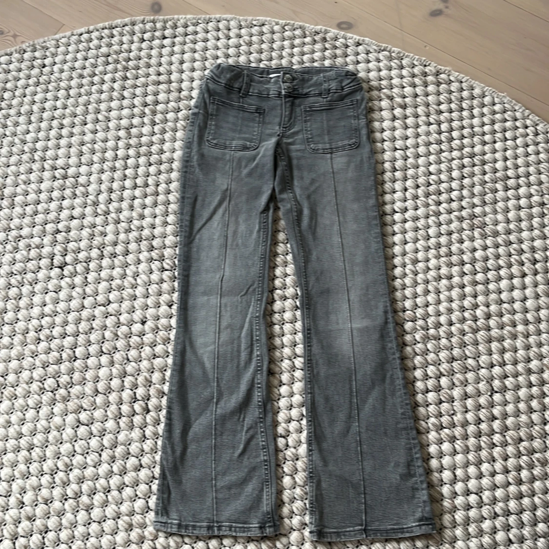 Grå bootcut jeans med raka sömmar