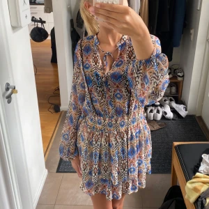 Klänning - Säljer denna fina långärmade miniklänningen som knappt är använd❣️❣️ skulle säga att den passar både xs och m också