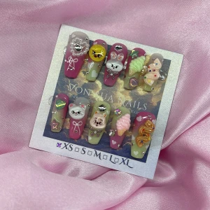 SKZ MelonPop (XS);Medium Square - Supergulliga handgjorda press-on naglar i storlek XS: 14 mm, 11 mm, 11,5 mm, 10 mm, 8 mm, med SKZ 3D-design. Mix av rosa, grönt och beige med söta figurer som björn, kanin, glass och hjärtan. Dekorerade med pärlor, stenar och små rosetter. Perfekt för dig som älskar unika och färgglada naglar.