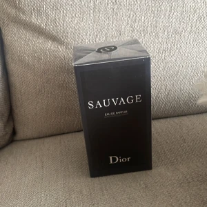 Dior Sauvage Eau de Parfum - Säljer en oöppnad Dior Sauvage Eau de Parfum. Fick den i present men är intresserad av en annan parfym så säljer den här oöppnad med plasten kvar. 100ml flaska så räcker länge.