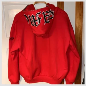 Full Zip Hoodie från Named Collective i Hel Röd - ” Mission Zip Hoodie” från Named Collective använd ett fåtal gånger. Väldigt mjuk och skön till kallare månader! Hel-zip ändå upp till huvudet (två dragkedjor).   Se deras hemsida för mer info.