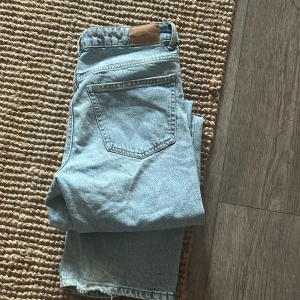 Ljusblå jeans från Perfect Jeans - Ljusblå jeans från Perfect Jeans i klassisk rak modell. Jeansen har normal passform, fem fickor och stängs med dragkedja och knapp. Tillverkade i mjukt denimtyg som ger en avslappnad vibe. Perfekta för dig som gillar en enkel och tidlös look. Low waist!! Säljer då dem ej passar mig🩷