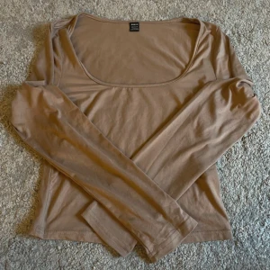 Beige långärmad topp från SHEIN - En basic beige långärmad topp från SHEIN med rundad, djup urringning. Tunn och mjuk i materialet